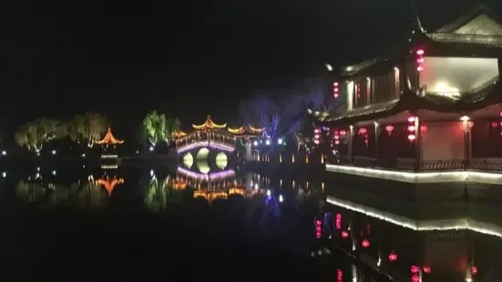 西塘眾多獨立景點之中，這裡是最美的一個。西園位於西街之上，西