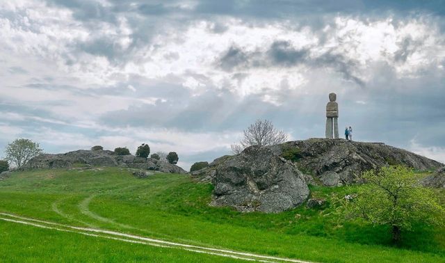 Ugo Rondinone Primordial | Skulptur i Pilane