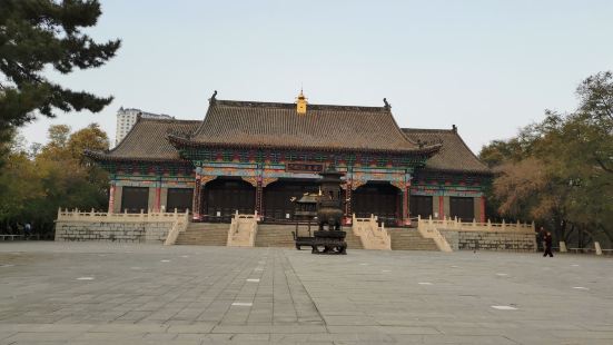 圆通禅院为广佑寺附属殿宇，建于白塔北侧的人工土台之上。殿额牌