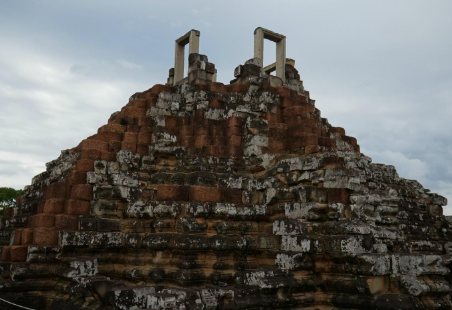 阇耶跋摩二世所建寺庙，狭窄的台阶，立陡立崖。最高处有警告牌，