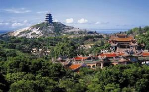 姑嫂塔在石狮市宝盖山，又称万寿塔，它建于南宋绍兴年间，姑嫂塔