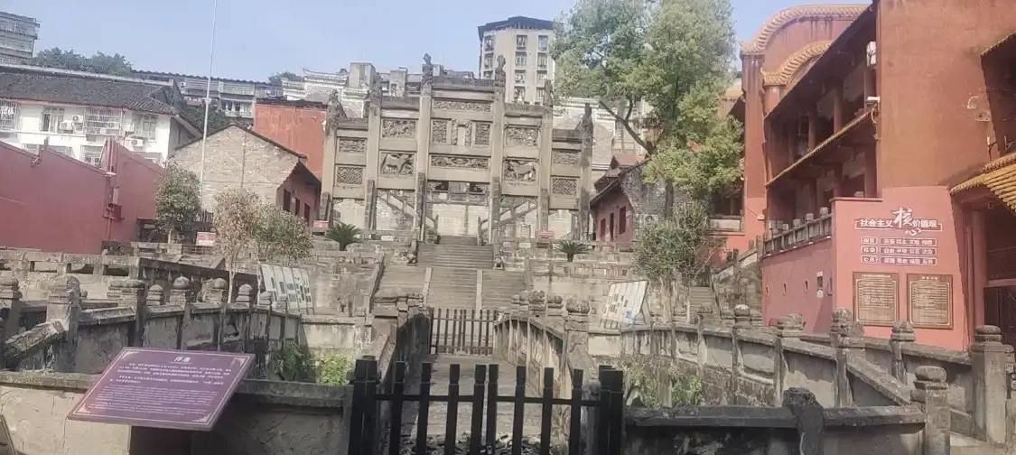 Hotels near Quxian History Museum