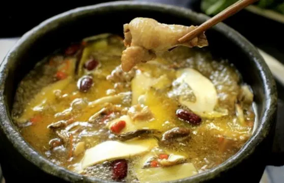 魯朗石鍋城·松茸石鍋雞