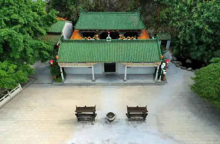 Hotels near Huangdaxian Temple