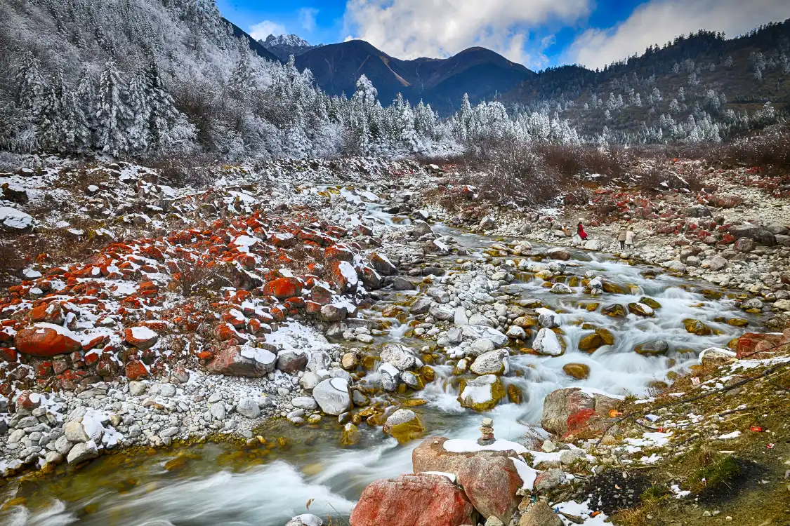 Hotels near Yajiageng Red Rock Beach Park