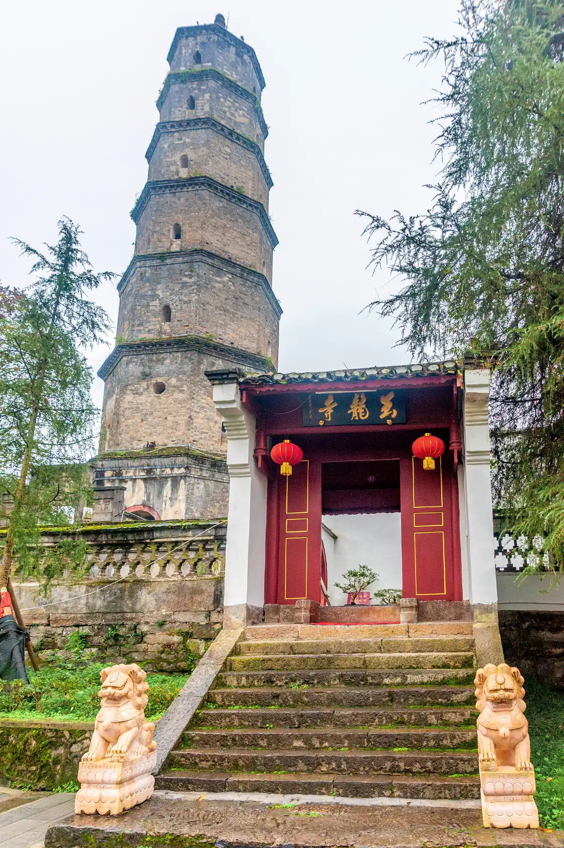 Hotels near Lianzhu Tower