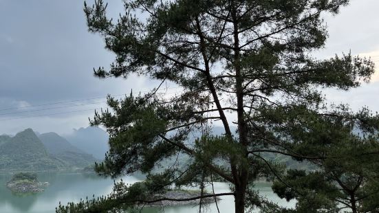 桃花湖位于清远清新区，广州两小时车程可达，下了高速很快就到了