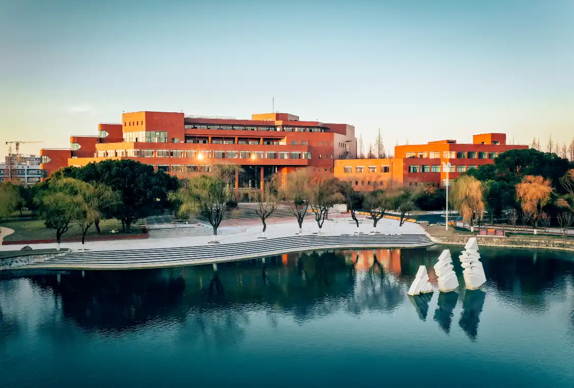 鄰近思源湖的酒店