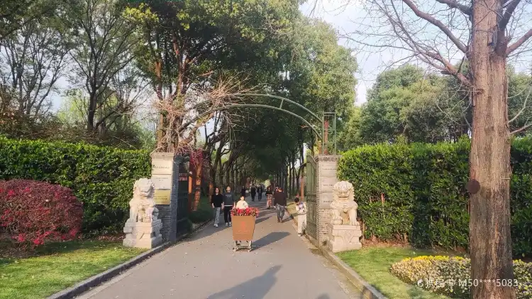 Hotels near Landscape Plant Specimen Garden, Jiaotong University Minhang Campus