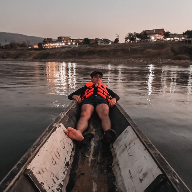 เล่นน้ำหาดทรายขาว เกาะกลางแม่น้ำโขง