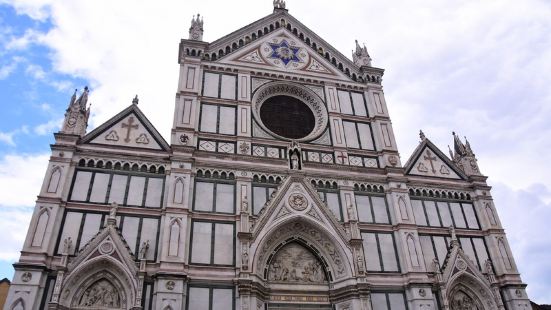 圣十字教堂，位于佛罗伦萨城中的圣十字广场上，是一座哥特式风格