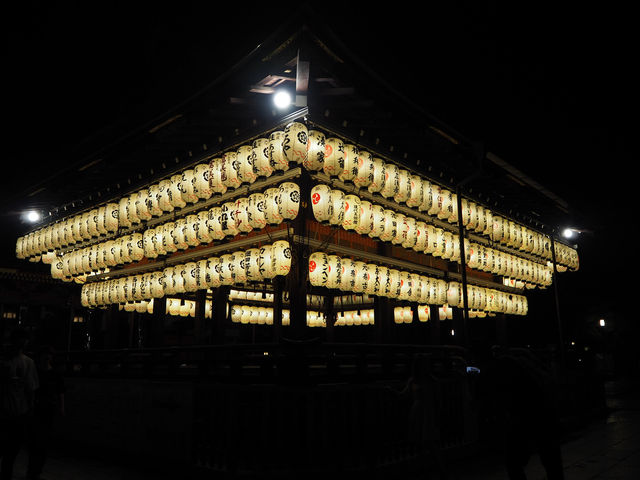 真っ赤な門の「八坂神社」