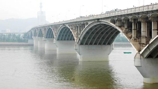 橘子洲大橋，原名長沙湘江大橋（湘江一橋），是中國湖南省長沙市