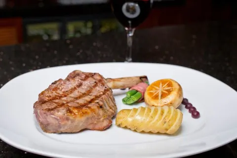 V Lounge & Restaurant
