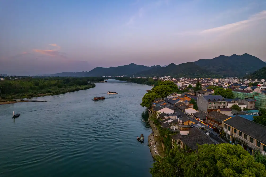 Hotels near Painted Barge Cruise