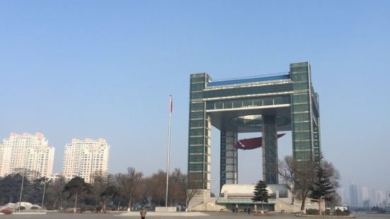 世纪广场是吉林市一座反映城市特色的风景园林，博物馆建筑群是广