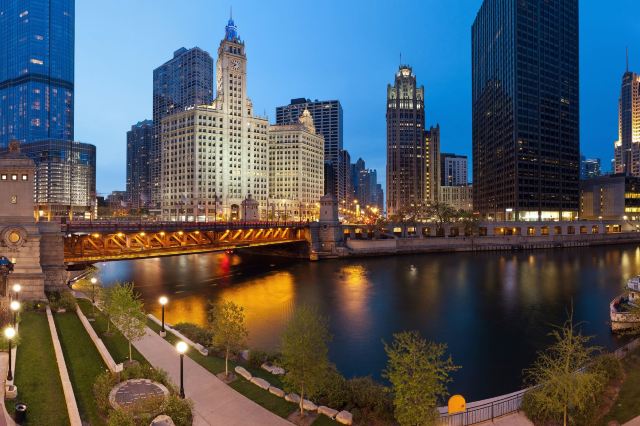 2022 Chicago Skyline: 9 Iconic Chicago Buildings and How to Explore Them