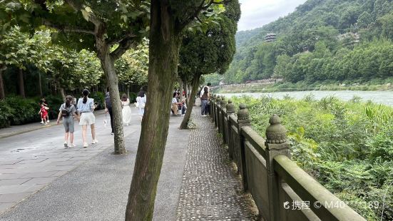 Dujiangyan Riverside Ancient Path