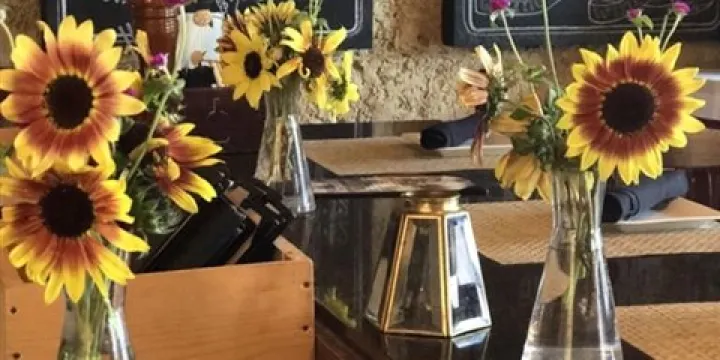 Hannah's off the Square