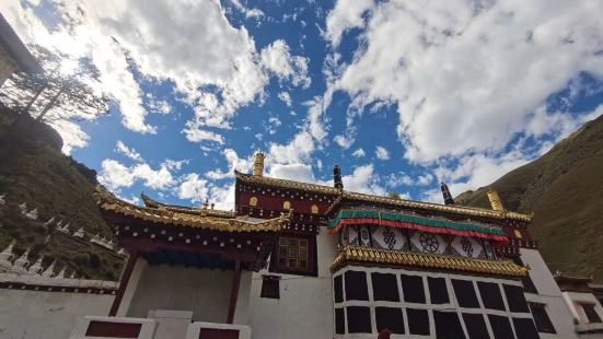 居里寺，康定附近的格鲁派黄教寺院，安安静静的，看了拓经文、听