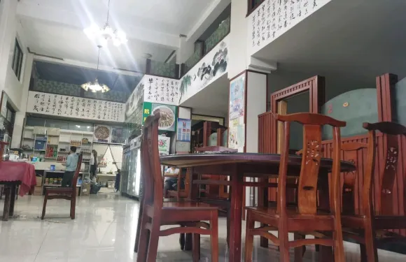伊感園黃燜雞飯店（美食一條街店）