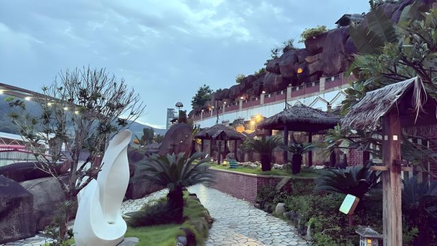 บ่อน้ําพุร้อนฮวาดูตะวันออกเฉียงใต้