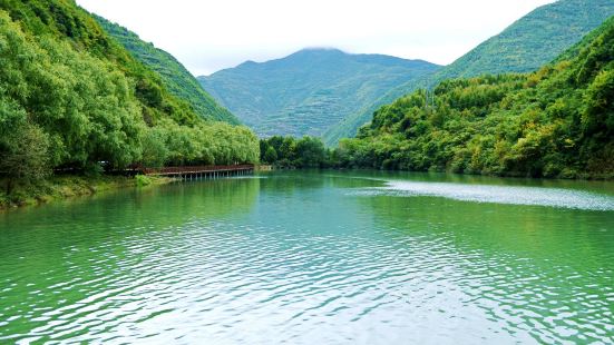 官鹅沟国家森林公园,位于甘肃省陇南市宕昌县城郊,由官珠沟、鹅