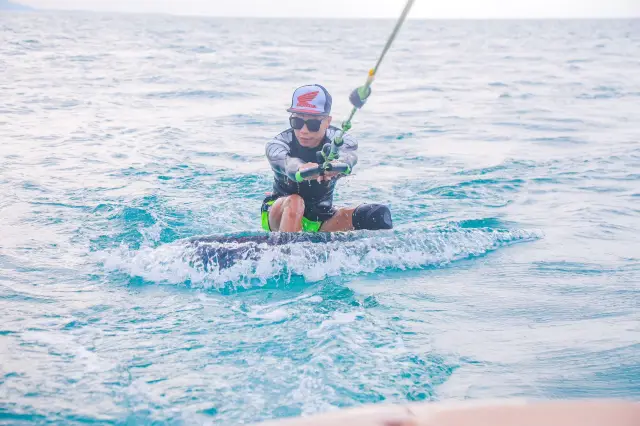 Wakesurfing in Sanya