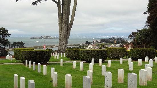 这里是一座公墓，也是一个缅怀成千上万在各场战争中牺牲者的地方