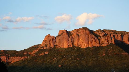 郎木寺红石崖是郎木寺景区周边山峰中最为独特的景色，高大壮观，