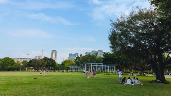 广州会展公园是位于琶洲会展中心旁的大型公园，以原生态为特点，