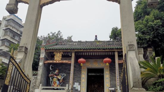 這裏大概是靠近珠山公園，和戲台  博物館，鶴崗樓英國領事館舊