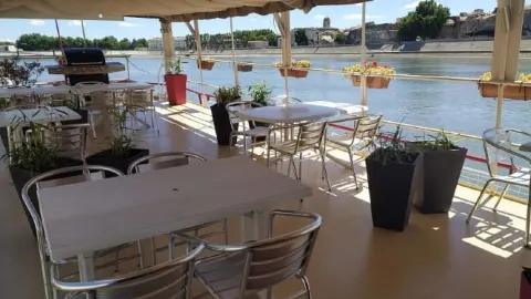 Restaurant La Peniche in アルル
