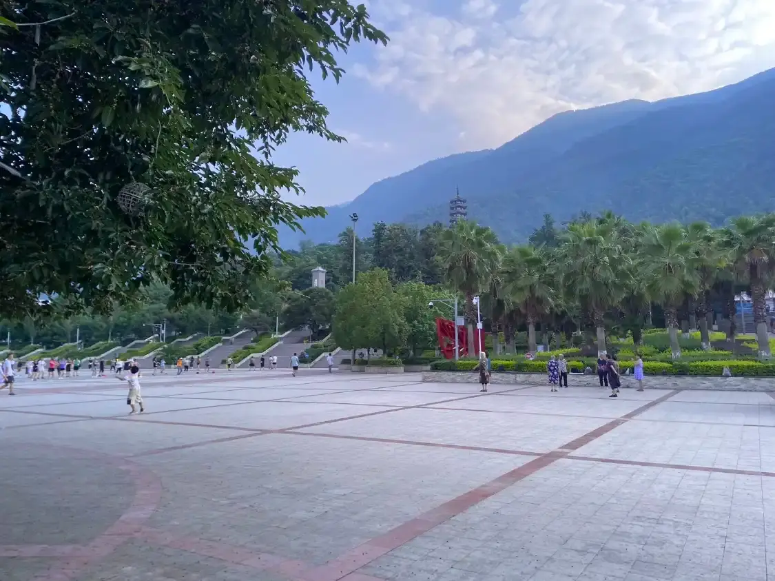 Các khách sạn gần Jiujiu Square