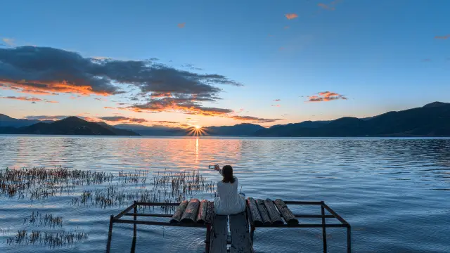 瀘沽湖觀賞日出