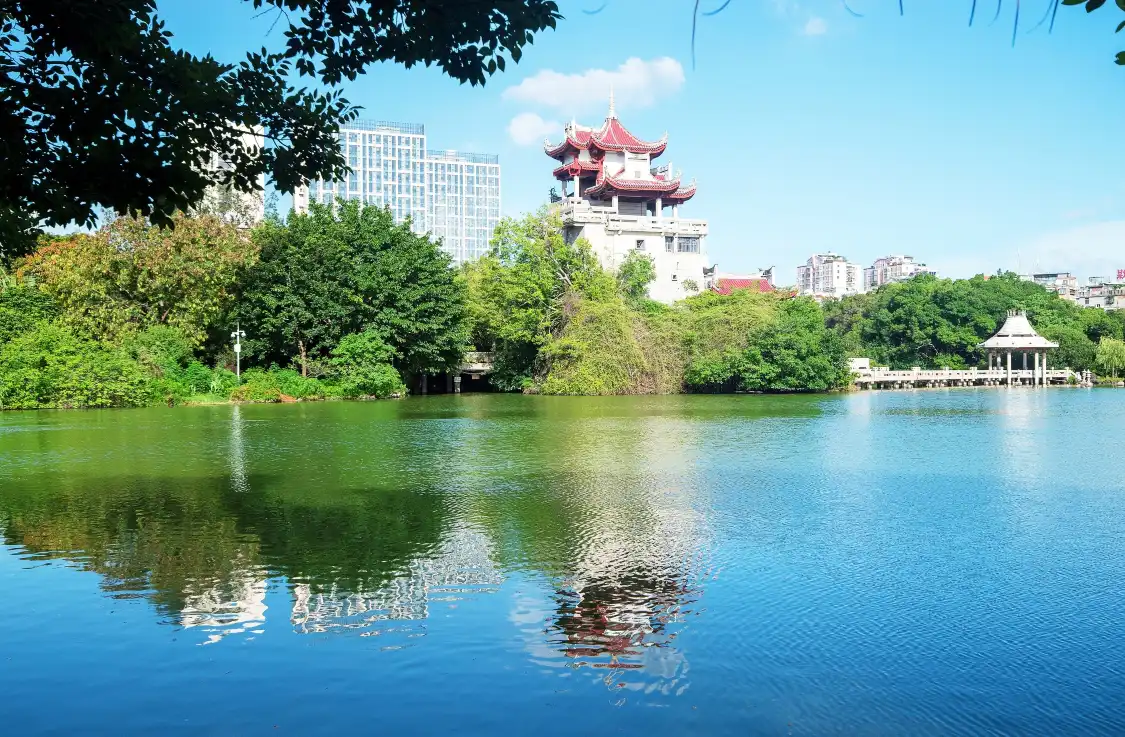 โรงแรมใกล้สวนสาธารณะทะเลสาบตะวันออก
