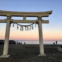 海と鳥居が見える「釣ヶ崎海岸」