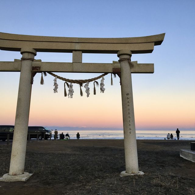 海と鳥居が見える「釣ヶ崎海岸」