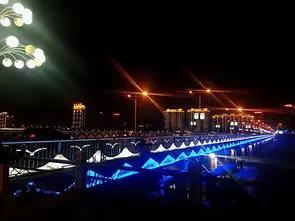 凌河水上公园位于锦州市小凌河大桥北，是人们娱乐、散步、健身的