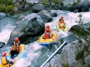 Qiongzhong Gorge Drifting
