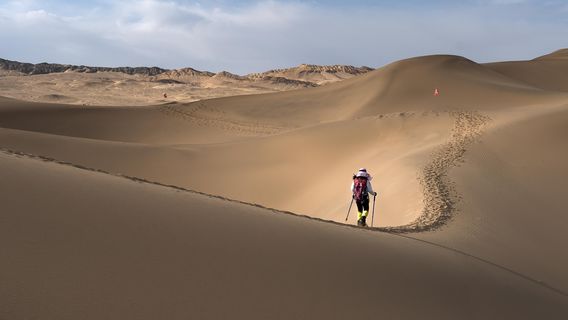 Desert Hiking in Dunhuang
