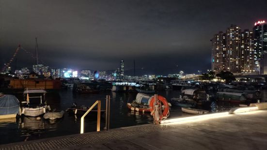 海濱很美，有的海濱長廊，有桌椅。值得一去。