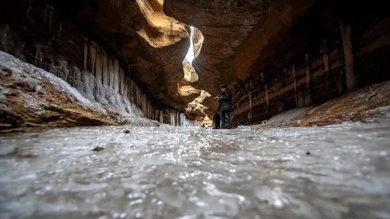 黑老锅，如同一座地下冰宫、天然冰库、黄土冰窖，是黄土高原上一