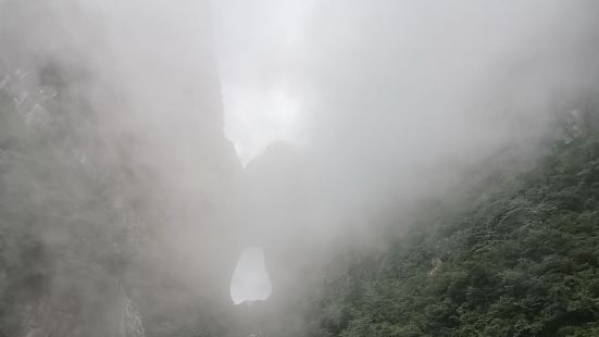 看到冷空氣通過天梯穿過天門洞，真的是特別的壯闊，天門山果然是