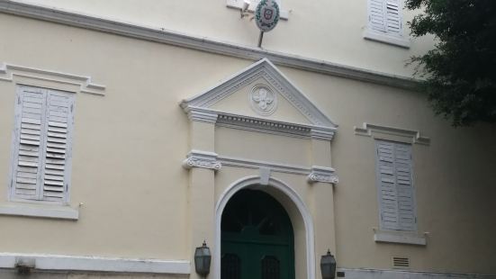 位于澳门的主教山是俯瞰南、西湾美景，乃至澳门半岛的绝佳去处。