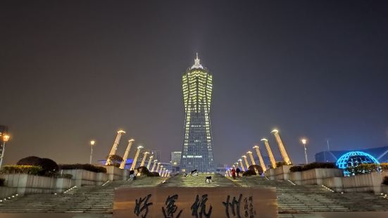 西湖文化广场，是杭州市中心商业区的核心区域，广场位于京杭运河
