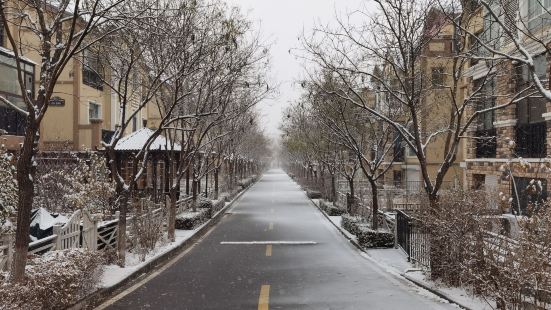 很不错的旅游景点，听说好多电视剧都是在这里取景完成的，不远的