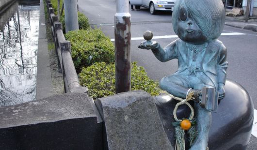 日本非常有名的妖怪漫畫家水木茂的故鄉，所以在這裏設立了妖怪之