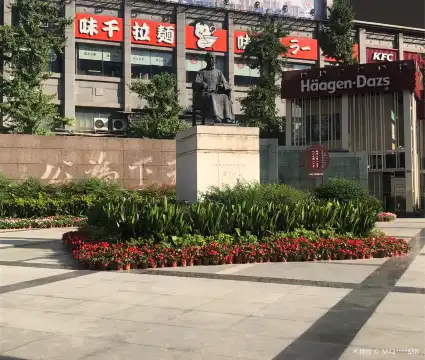 โรงแรมใกล้รูปปั้น Bronze Sun Yat-sen