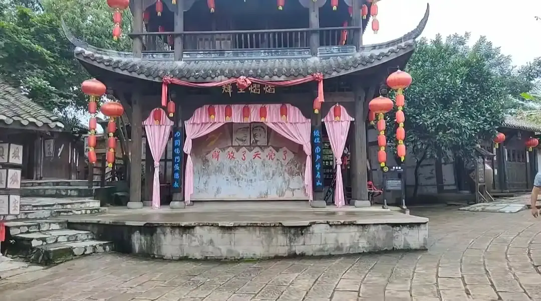 Hotels near Xunlong Mountain Scenic Area